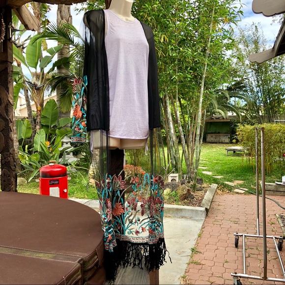 Gorgeous embroidered cover-up - Picture 3 of 5